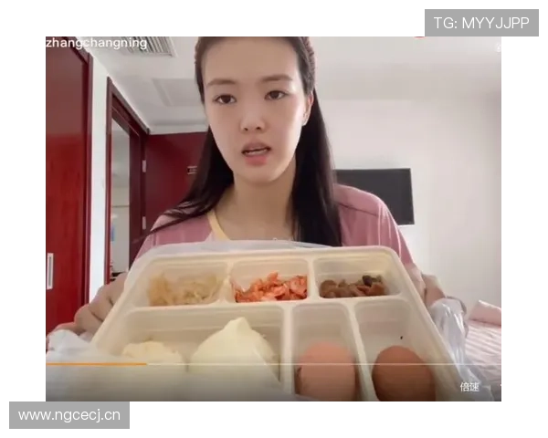 张常宁在家吃顿饭，光配菜都比我家过年还讲究